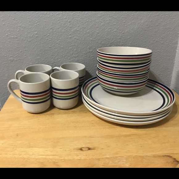 Dinnerware set for 4. - Picture 2 of 6
